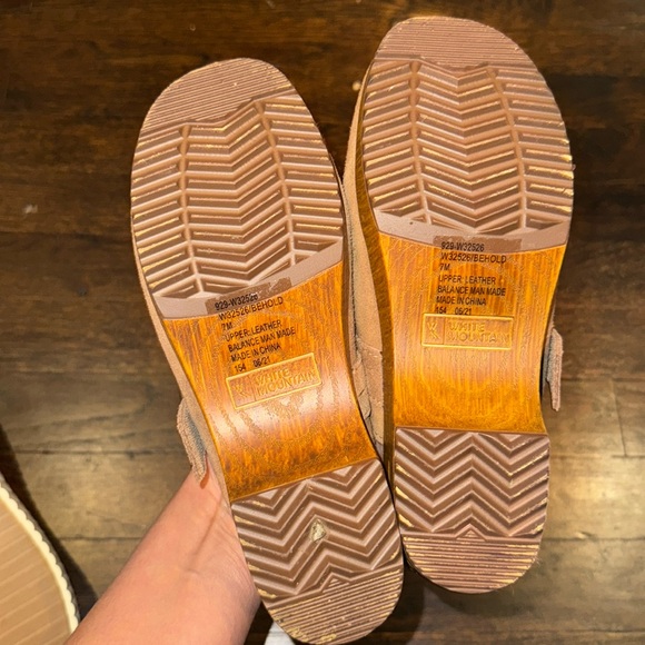 White Mountain Women's Tan Suede Mules new - Picture 5 of 5
